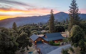 Log Cabin Oasis With Spectacular Views & Stargazing
